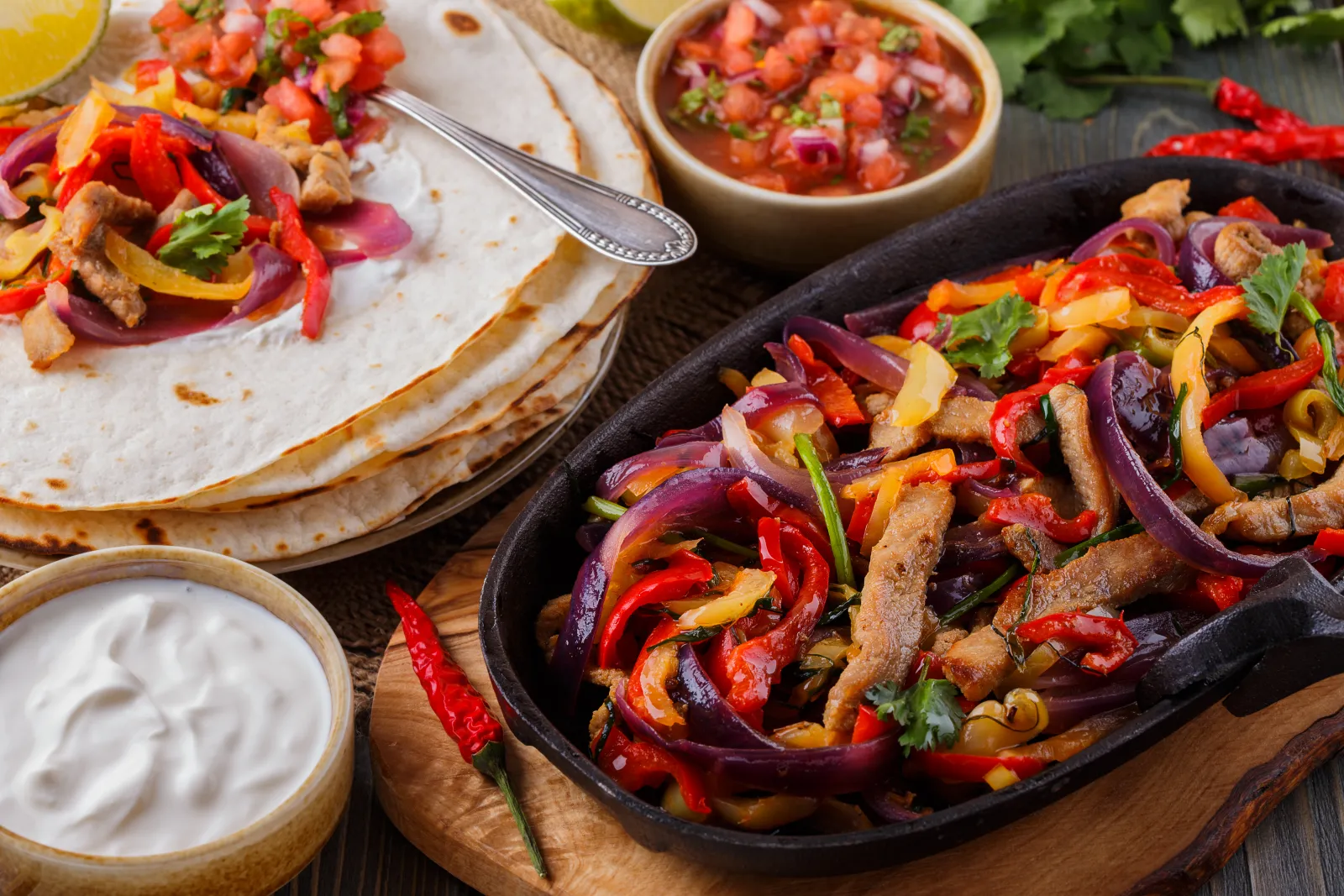 Fajitas de pollo caseras, con muslo, lima y sartén de hierro