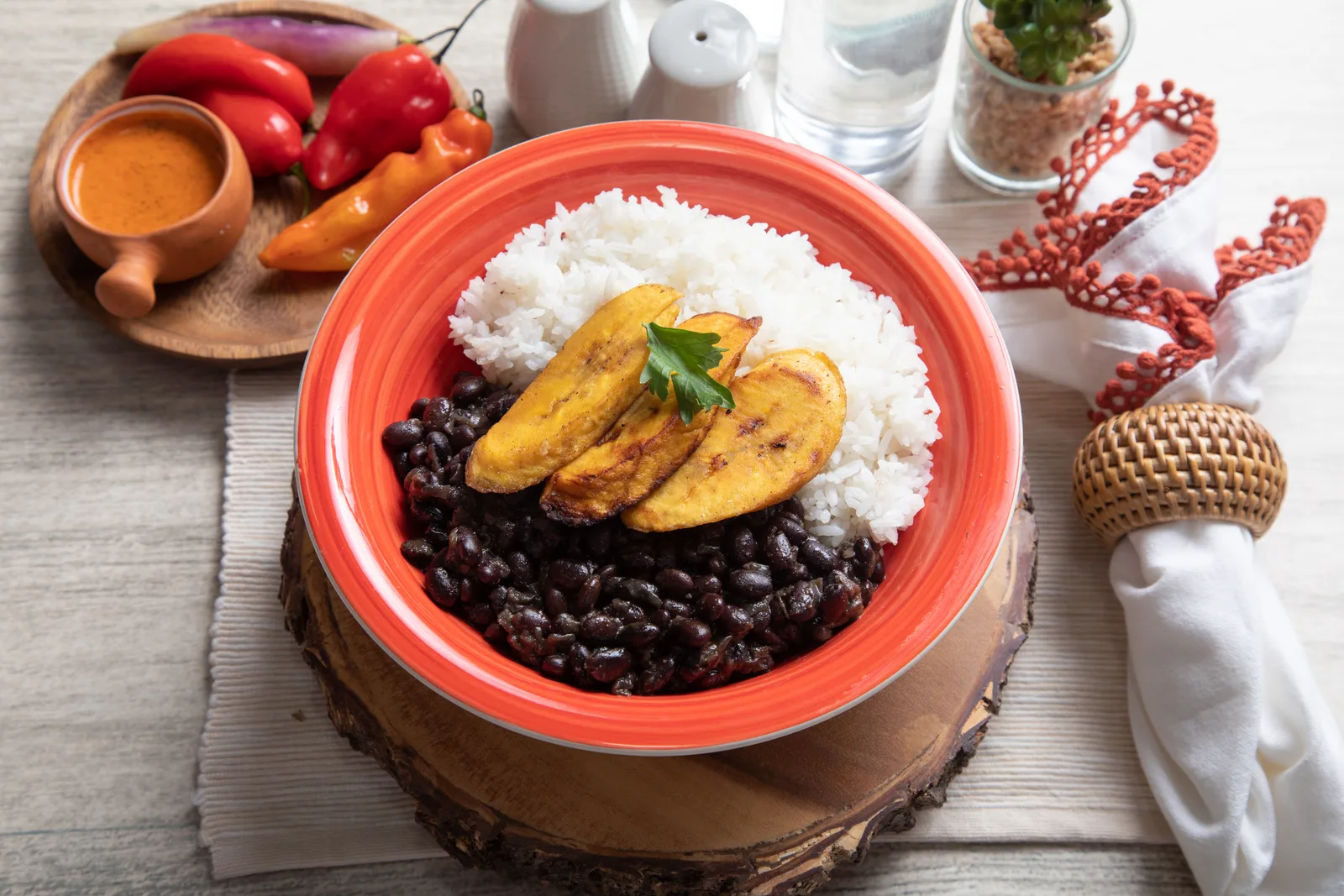 Frijoles negros cubanos espesos, con sofrito y dormidos
