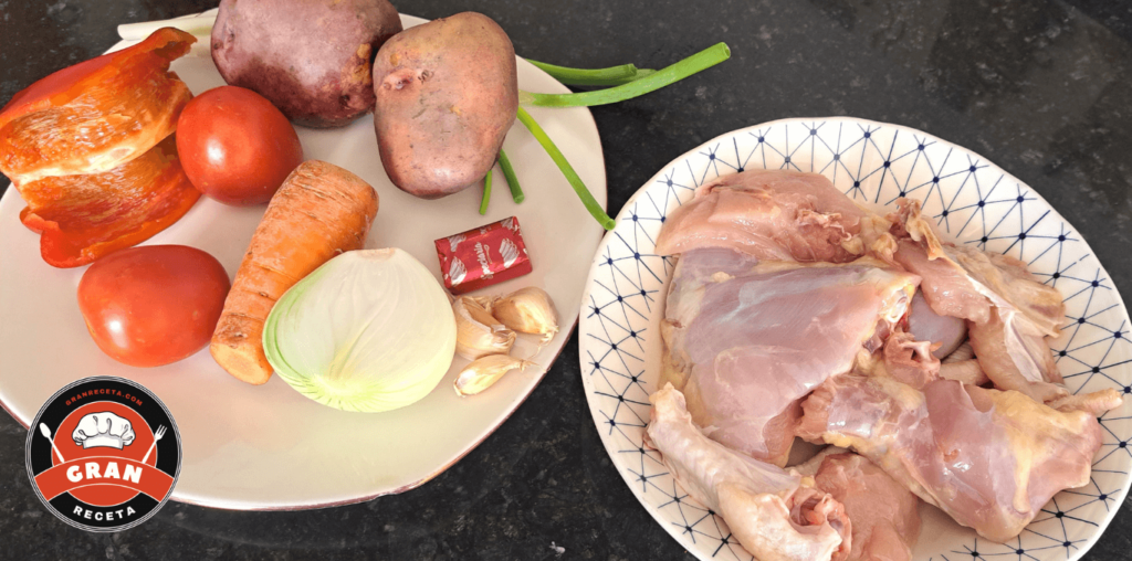Pollo guisado colombiano listo para servir con salsa espesa