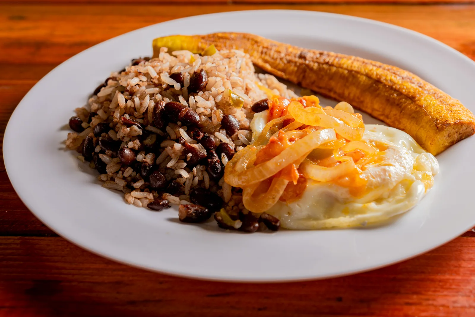 Gallo pinto costarricense, receta tica y versión nica