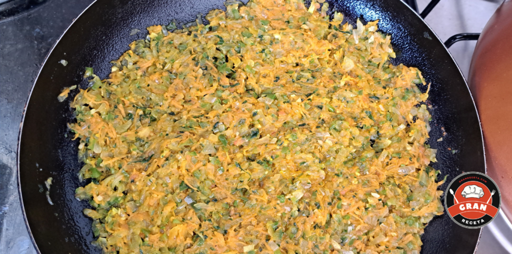 Sofrito base para lentejas con chorizo con tomate cebolla y especias