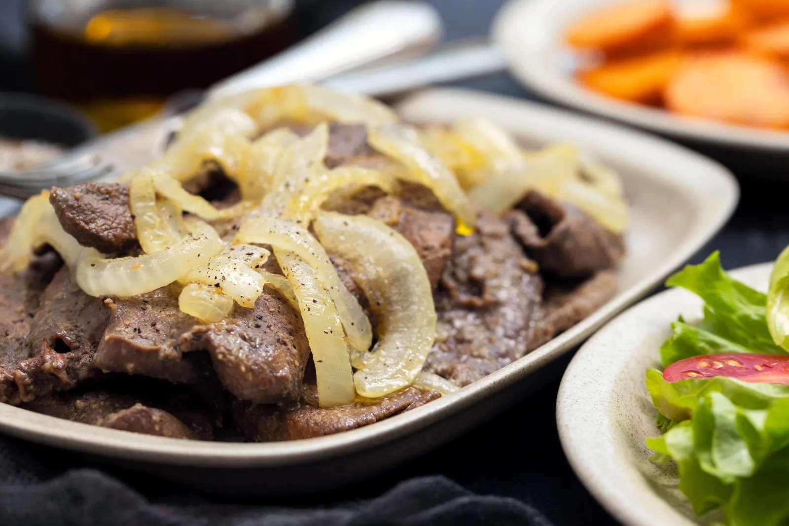Hígado encebollado blando, receta colombiana en 40 minutos