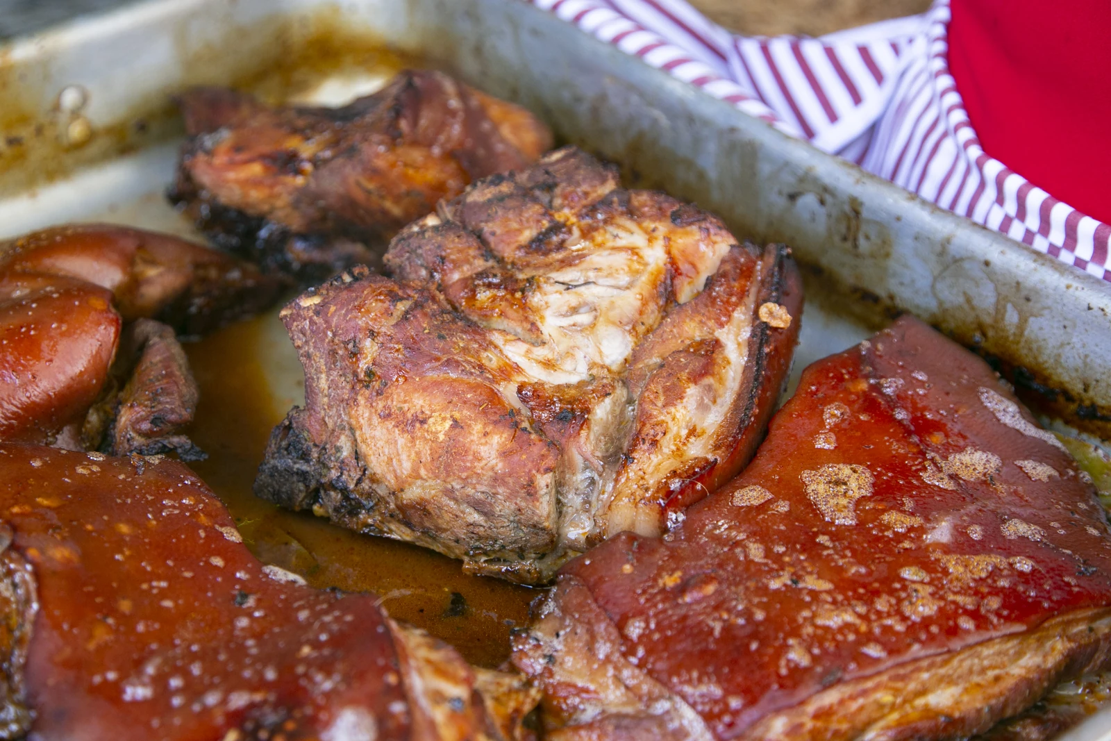 Lechón asado cubano al horno, con mojo de naranja agria