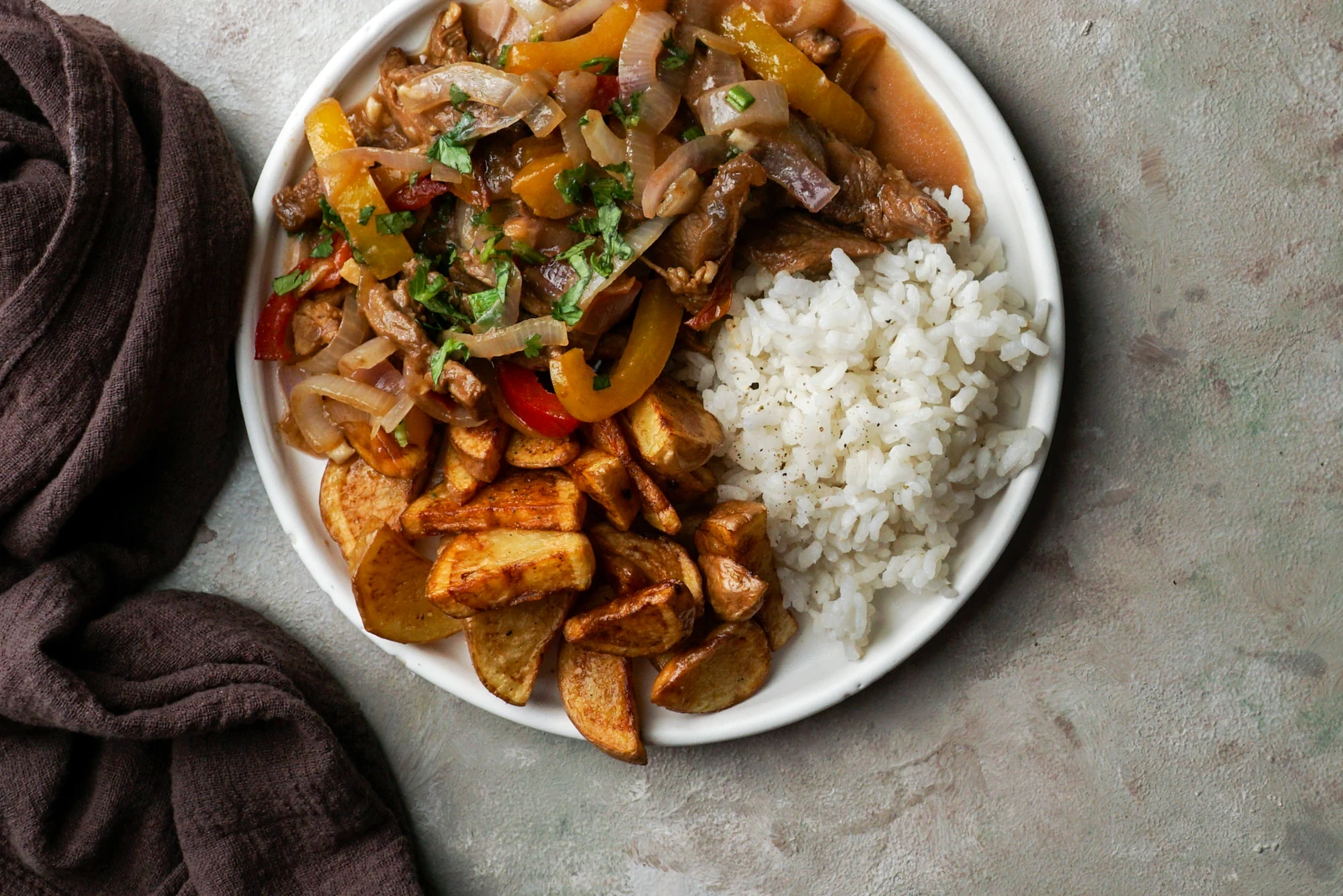 Lomo saltado peruano, receta jugosa con papas fritas