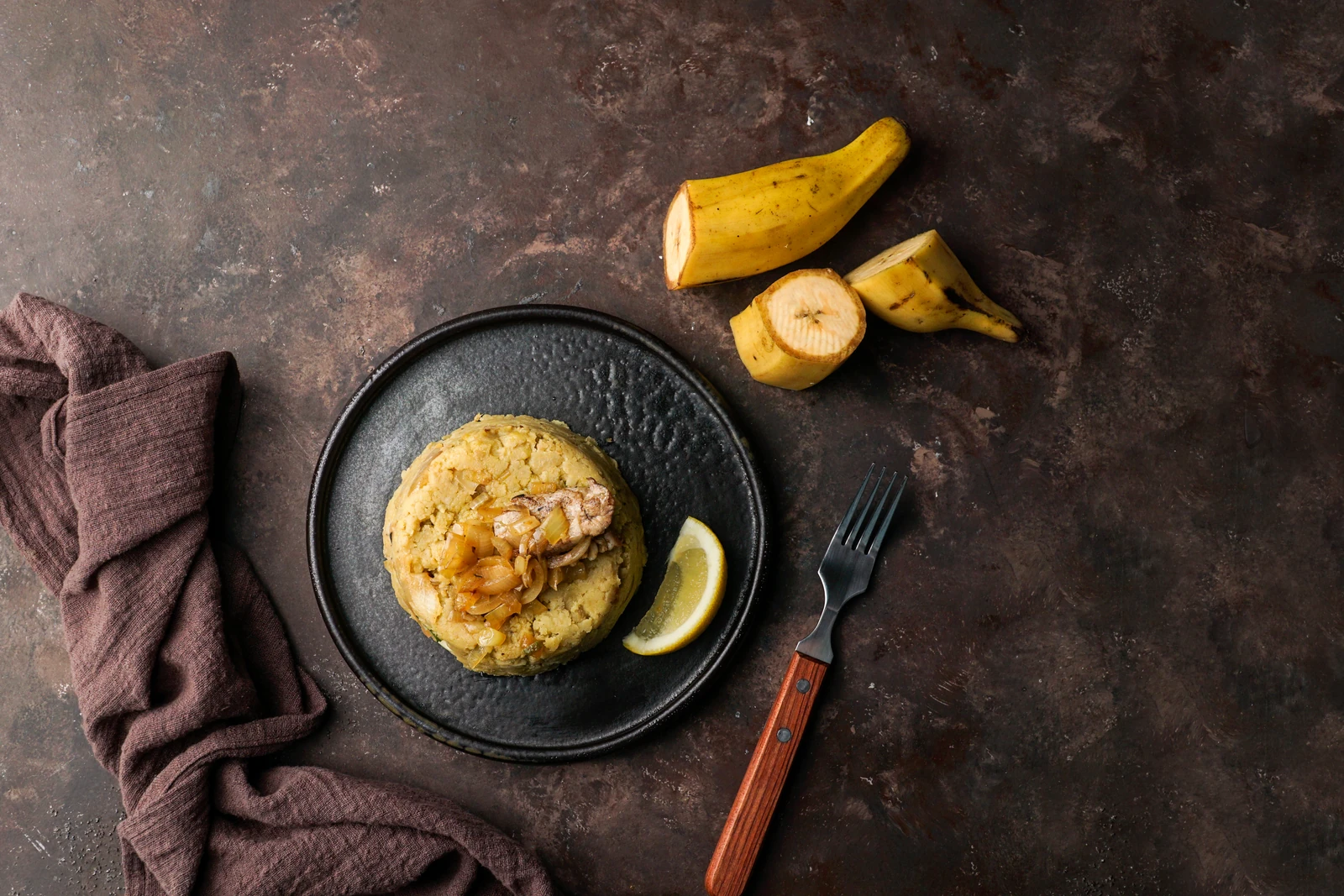 Mofongo puertorriqueño, receta con ajo y chicharrón en pilón