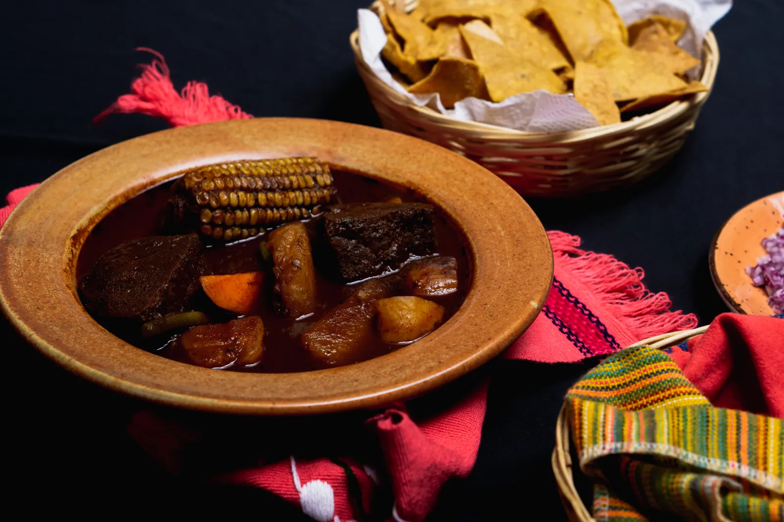 Mole de olla, receta con chambarete, guajillo y xoconostle