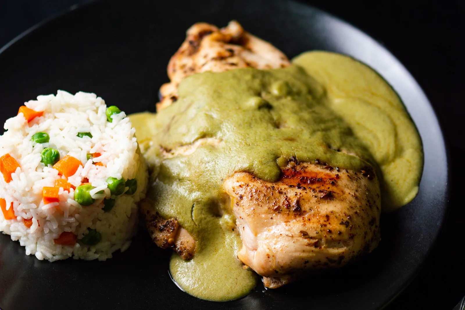 Mole verde de pollo, receta casera con pepita y hierbas