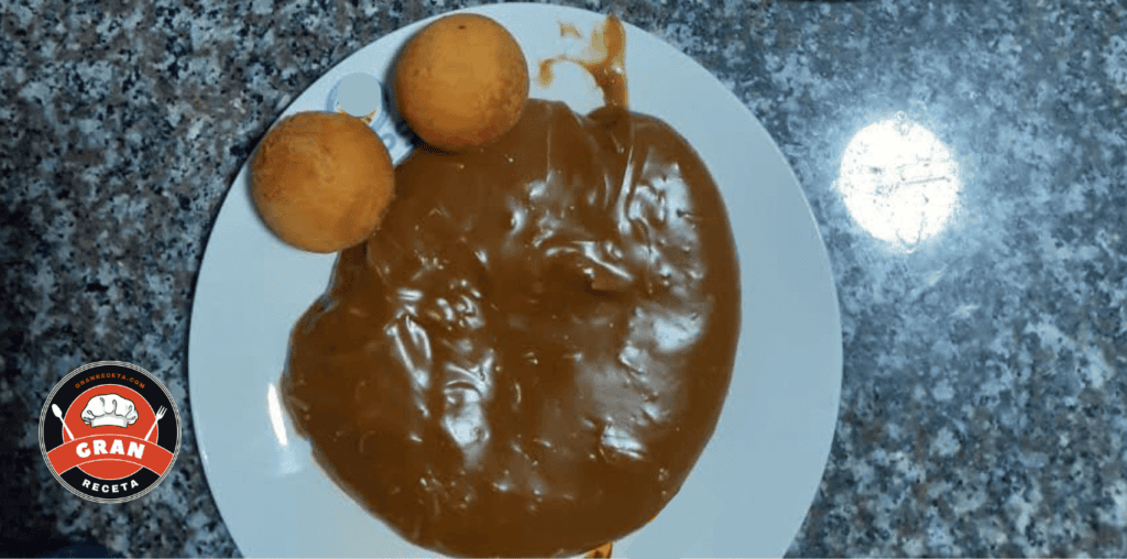 Natilla colombiana desmoldada con coco rallado y canela