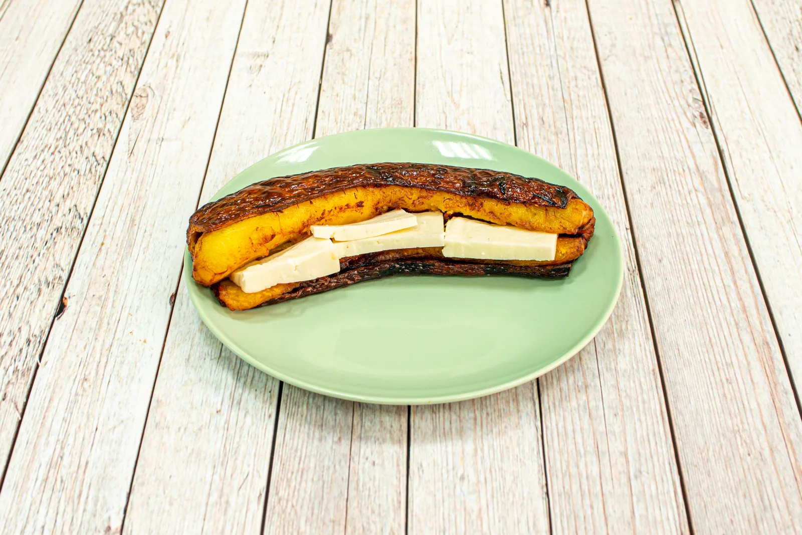 Plátano asado con queso y bocadillo, al horno o en sartén