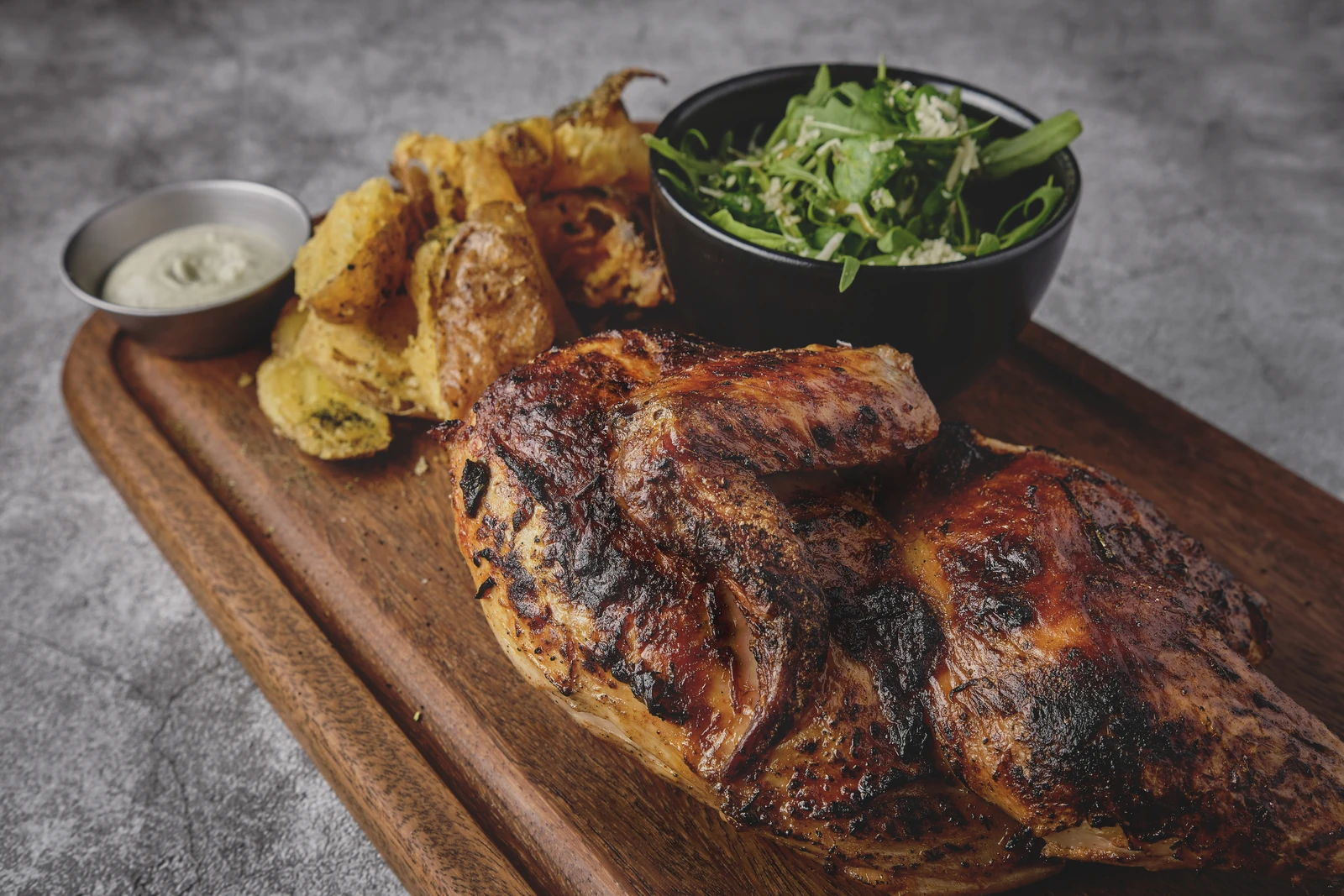 Pollo a la brasa en horno, receta peruana con crema de ají