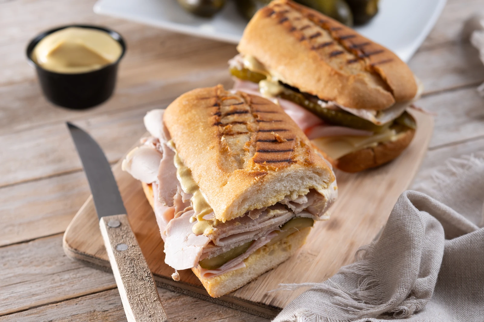 Sándwich cubano, receta prensada con lechón y queso suizo