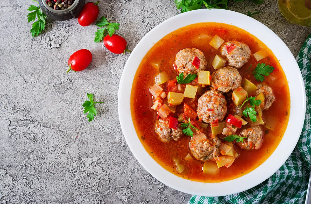 Sopa de albóndigas mexicana, caldo con arroz y hierbabuena