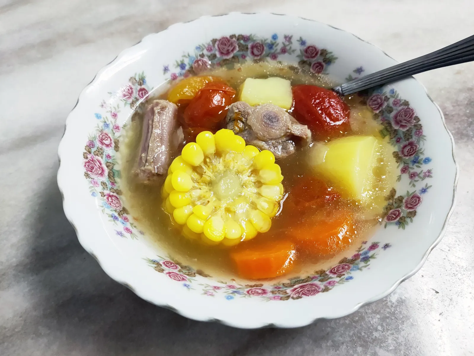Sopa de rabo o cola de res, receta con yuca, papa y mazorca