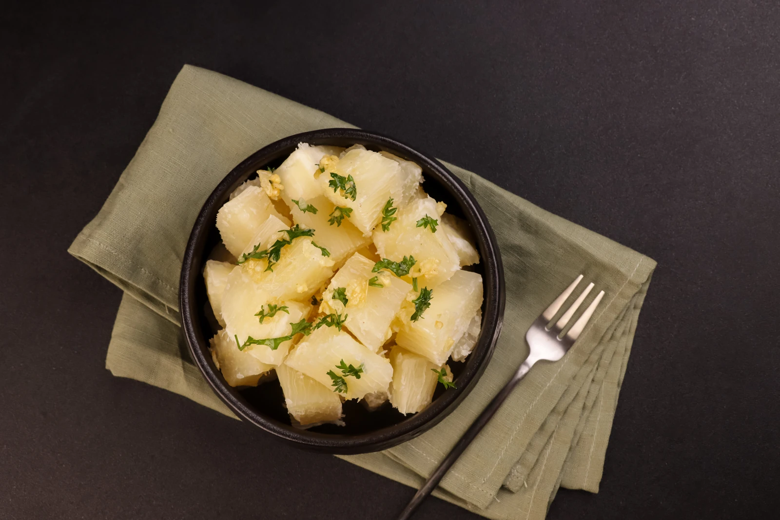 Yuca con mojo cubano, tierna y bañada en mojo de ajo