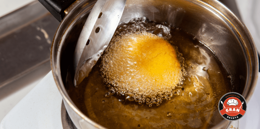 Un sartén con Arepa de huevo