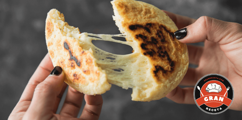 Una Arepas de Queso partida en la mitada