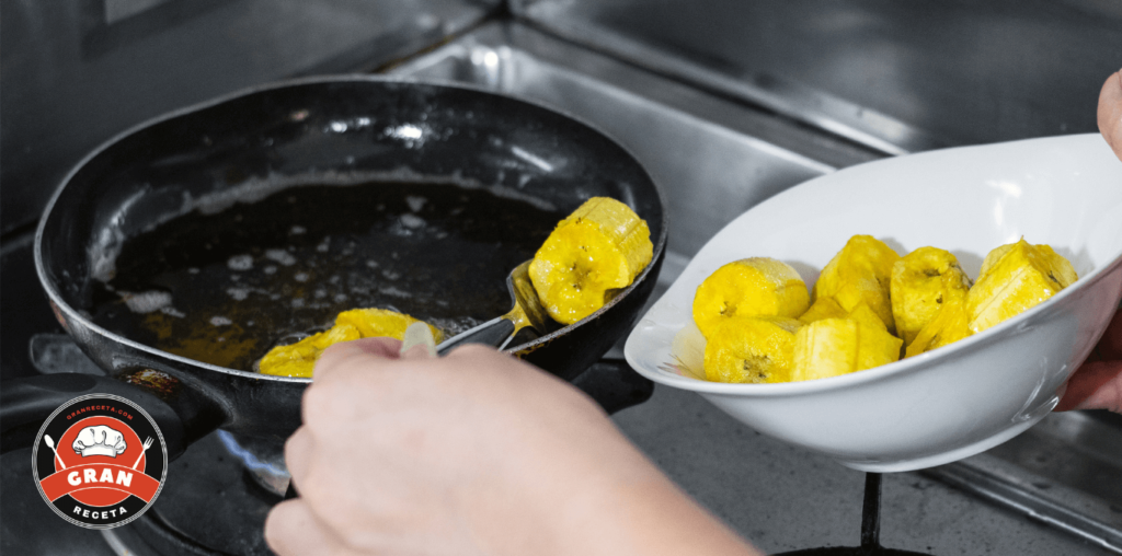 Preparando los Patacones con hogao